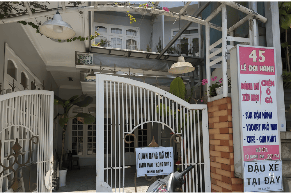 Không gian quán trong hẻm nhỏ nhưng khá rộng rãi và thoáng mát (Nguồn: Tien Dat Le - Google Map)